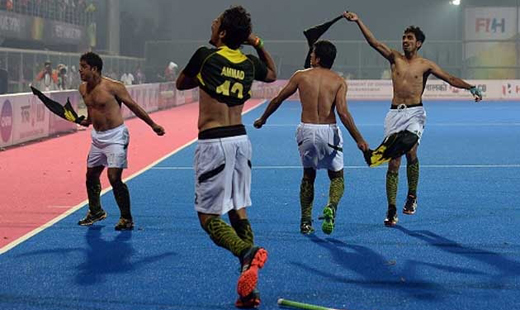 Pakistan hockey team obscene gestures